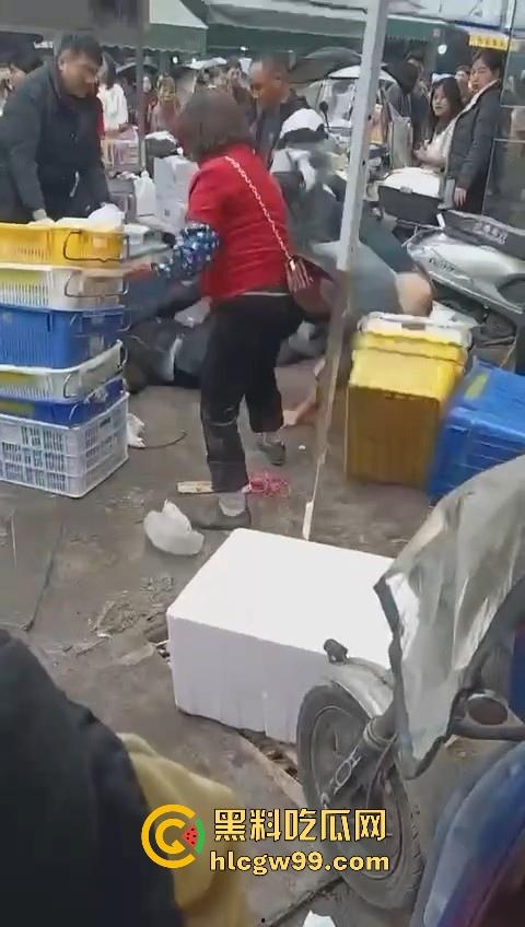 广东汕头潮阳西胪市场因生意太曝火而遭同行报复,现当事人已进医院,现场惨烈曝光! 第6张 广东汕头潮阳西胪市场因生意太曝火而遭同行报复,现当事人已进医院,现场惨烈曝光! 第6张