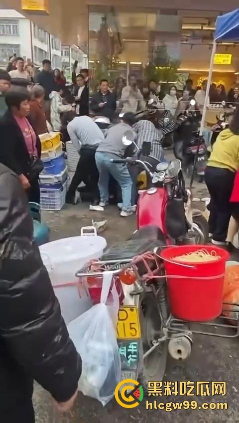 广东汕头潮阳西胪市场因生意太曝火而遭同行报复,现当事人已进医院,现场惨烈曝光! 第12张 广东汕头潮阳西胪市场因生意太曝火而遭同行报复,现当事人已进医院,现场惨烈曝光! 第12张