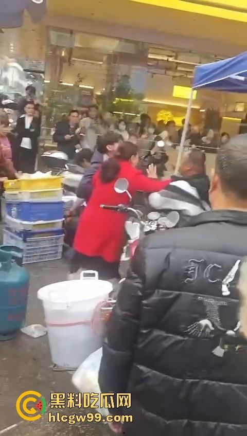 广东汕头潮阳西胪市场因生意太曝火而遭同行报复,现当事人已进医院,现场惨烈曝光! 第13张 广东汕头潮阳西胪市场因生意太曝火而遭同行报复,现当事人已进医院,现场惨烈曝光! 第13张