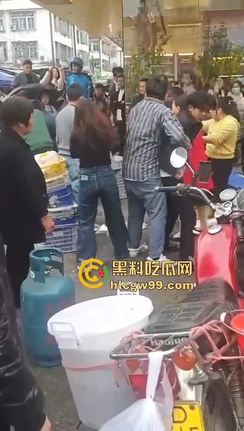 广东汕头潮阳西胪市场因生意太曝火而遭同行报复,现当事人已进医院,现场惨烈曝光! 第14张 广东汕头潮阳西胪市场因生意太曝火而遭同行报复,现当事人已进医院,现场惨烈曝光! 第14张