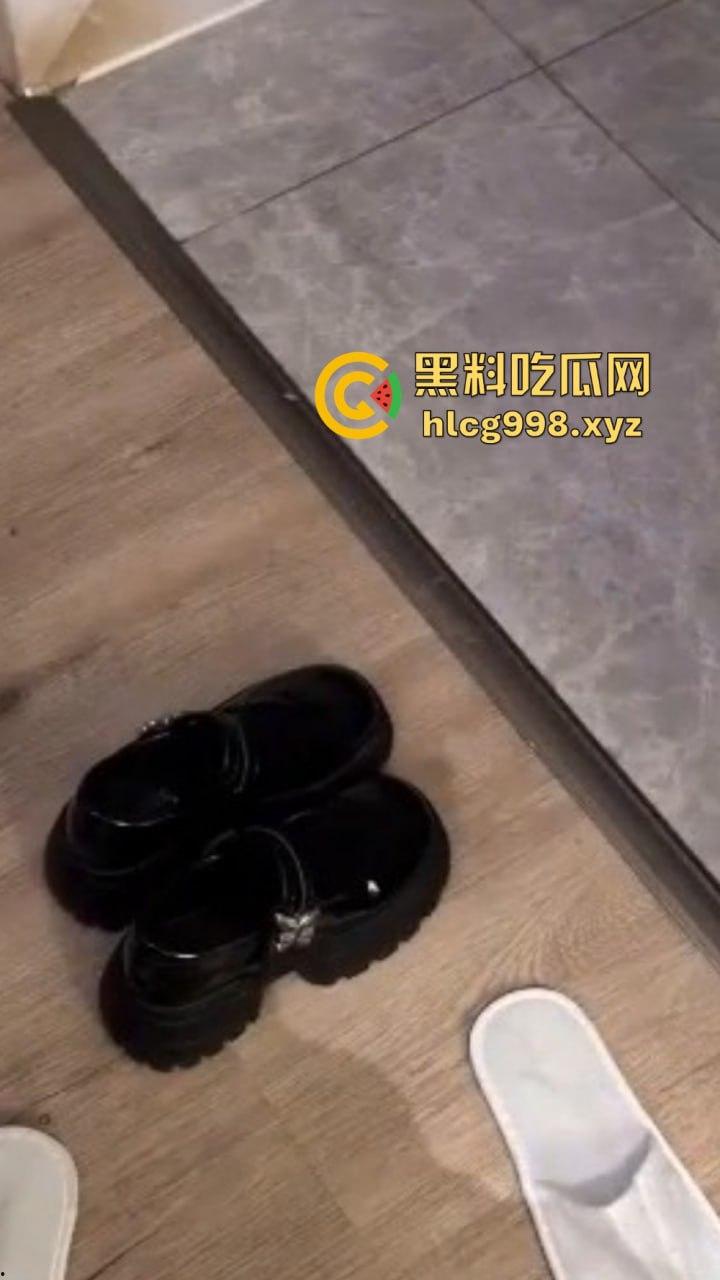 瓜友酒店开房爆操毕业妹子，小穴疼得她求饶！但居然操完跟闺蜜逛街去了，对话简直笑翻！  第4张