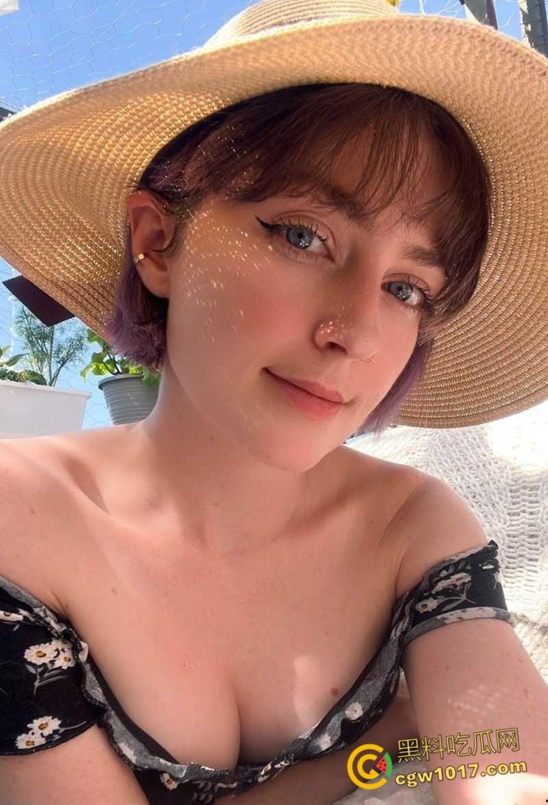 美国小娇娃【AdorableAmy】，清纯娃娃脸挑战粗大炮机，粉嫩蜜穴遭深插狂虐，跳蛋加持嫩肉翻飞！  第4张