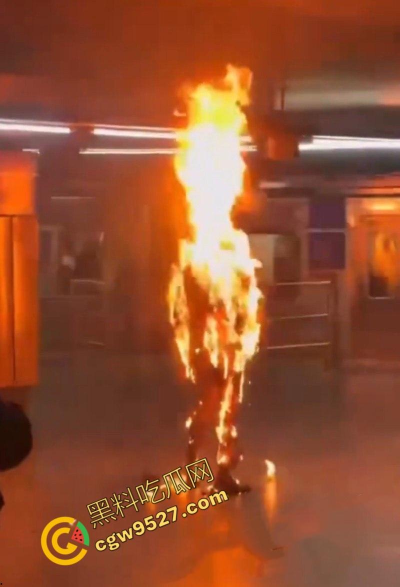 海外大瓜！惊悚画面曝光！巴西男子圣保罗地铁站瞬间自燃，身浇汽油与烈火共舞  第5张
