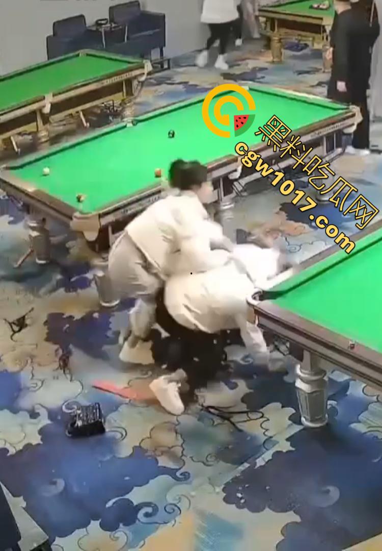 吉林台球厅女孩砍人 双刀双子星暴怒互砍 两个白衣小妹拿刀狂砍黑衣小妹 手持砍刀狂暴100秒  第5张