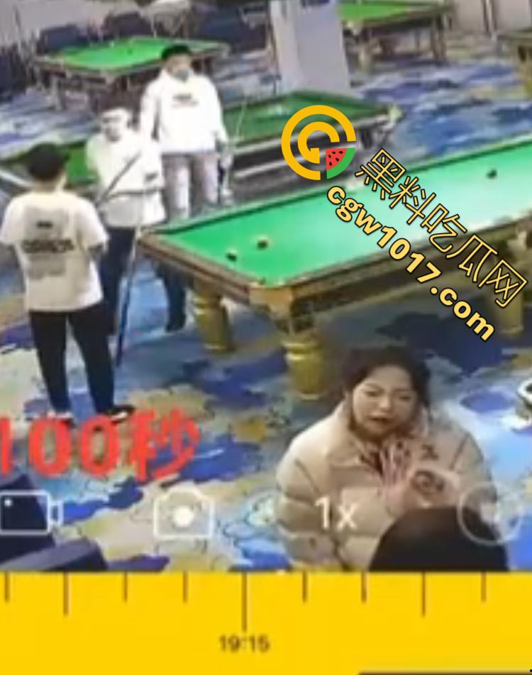 吉林台球厅女孩砍人 双刀双子星暴怒互砍 两个白衣小妹拿刀狂砍黑衣小妹 手持砍刀狂暴100秒  第8张