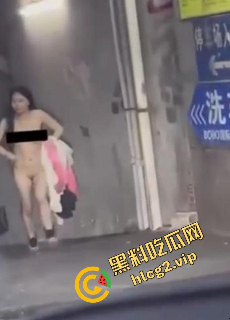 长沙解放西惊现全裸少妇！从地下停车场一丝不挂走上来！是主人的任务还是醉酒闹剧呢？  第2张