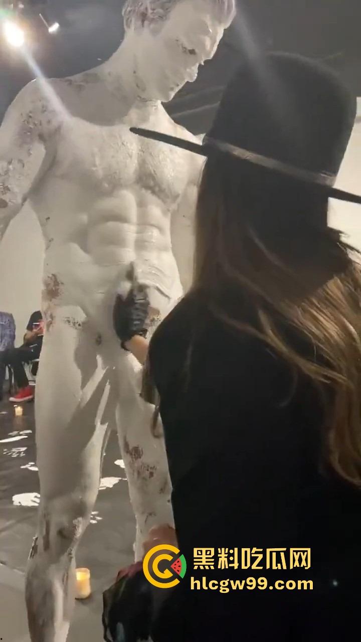 法国艺术圈离谱新高度，16cm大屌男全裸涂满白色液体，用身体狂甩颜料，玩的是真抽象人体艺术？  第1张