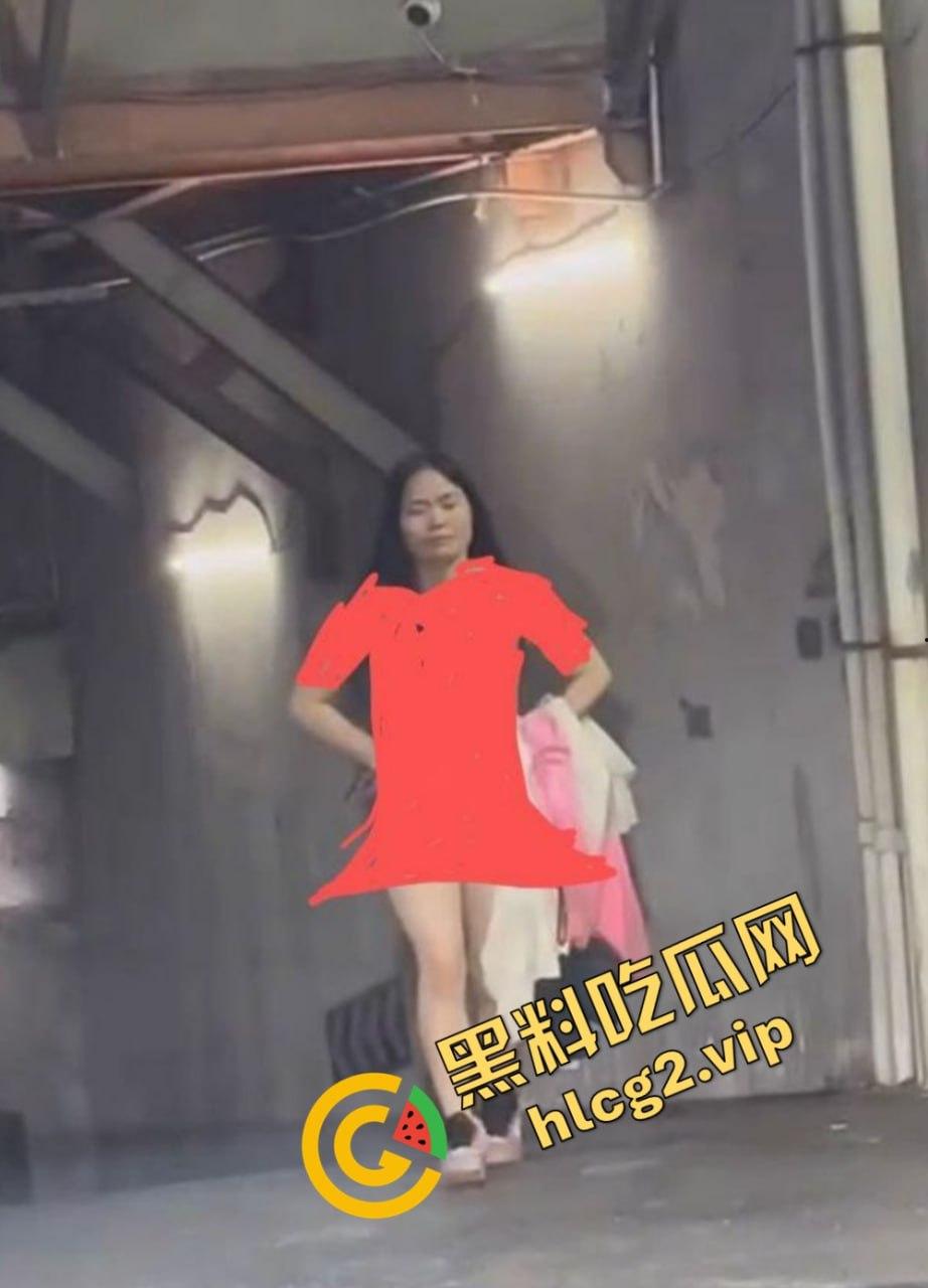 长沙解放西惊现全裸少妇！从地下停车场一丝不挂走上来！是主人的任务还是醉酒闹剧呢？  第4张