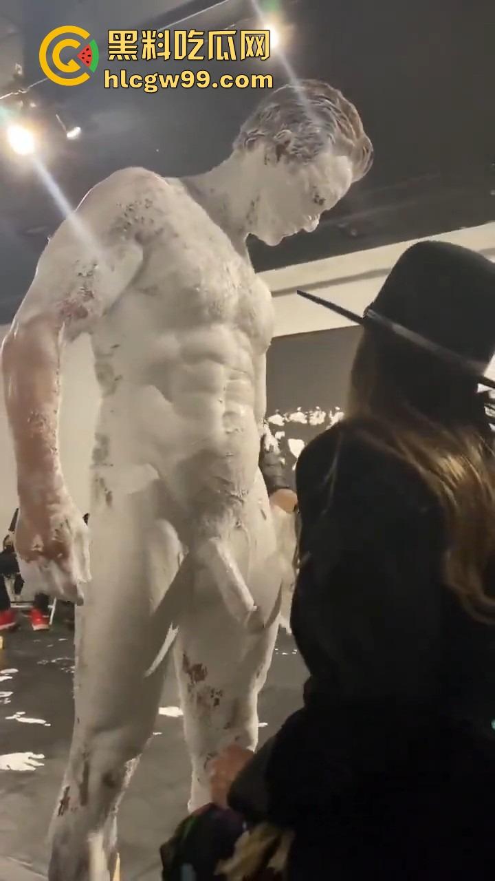 法国艺术圈离谱新高度，16cm大屌男全裸涂满白色液体，用身体狂甩颜料，玩的是真抽象人体艺术？  第2张