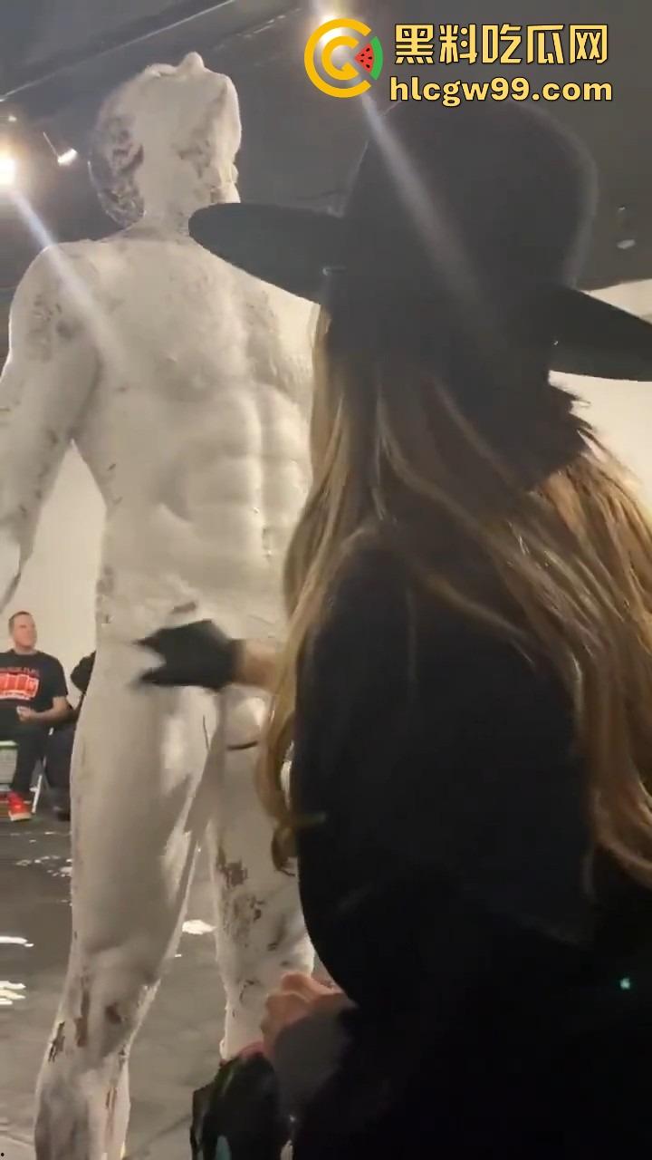 法国艺术圈离谱新高度，16cm大屌男全裸涂满白色液体，用身体狂甩颜料，玩的是真抽象人体艺术？  第3张