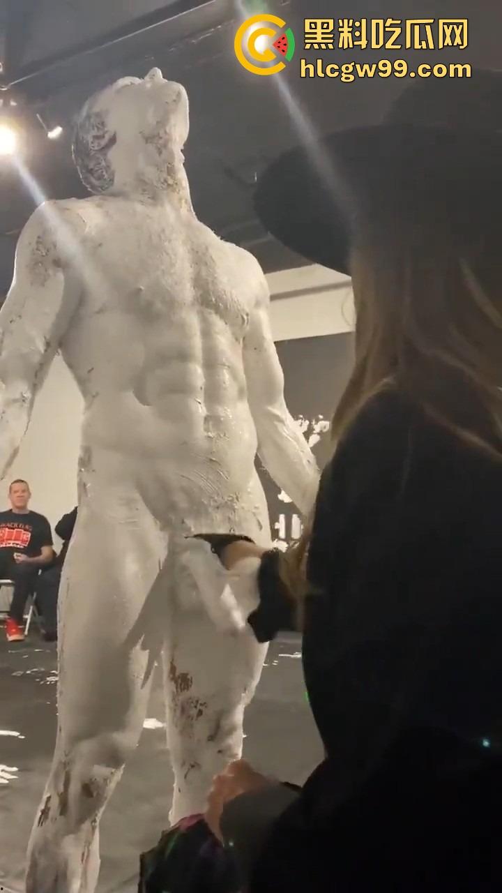 法国艺术圈离谱新高度，16cm大屌男全裸涂满白色液体，用身体狂甩颜料，玩的是真抽象人体艺术？  第4张