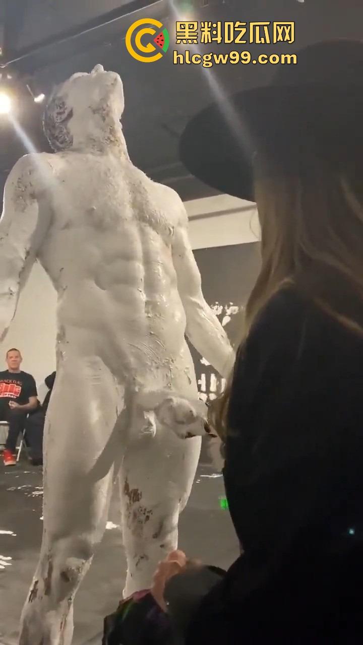 法国艺术圈离谱新高度，16cm大屌男全裸涂满白色液体，用身体狂甩颜料，玩的是真抽象人体艺术？  第5张