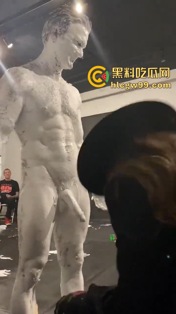 法国艺术圈离谱新高度，16cm大屌男全裸涂满白色液体，用身体狂甩颜料，玩的是真抽象人体艺术？  第6张