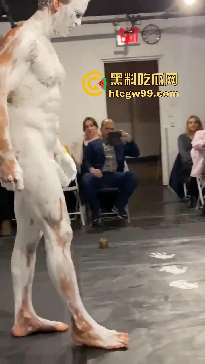 法国艺术圈离谱新高度，16cm大屌男全裸涂满白色液体，用身体狂甩颜料，玩的是真抽象人体艺术？  第7张