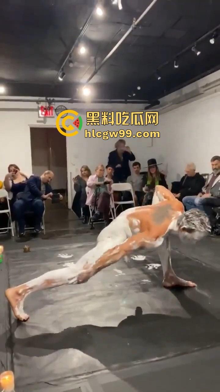 法国艺术圈离谱新高度，16cm大屌男全裸涂满白色液体，用身体狂甩颜料，玩的是真抽象人体艺术？  第8张