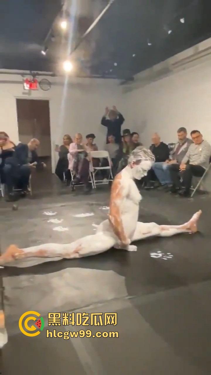 法国艺术圈离谱新高度，16cm大屌男全裸涂满白色液体，用身体狂甩颜料，玩的是真抽象人体艺术？  第9张