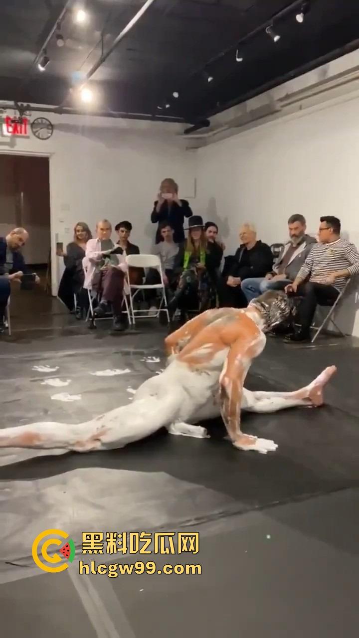 法国艺术圈离谱新高度，16cm大屌男全裸涂满白色液体，用身体狂甩颜料，玩的是真抽象人体艺术？  第10张
