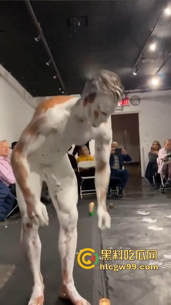 法国艺术圈离谱新高度，16cm大屌男全裸涂满白色液体，用身体狂甩颜料，玩的是真抽象人体艺术？  第11张