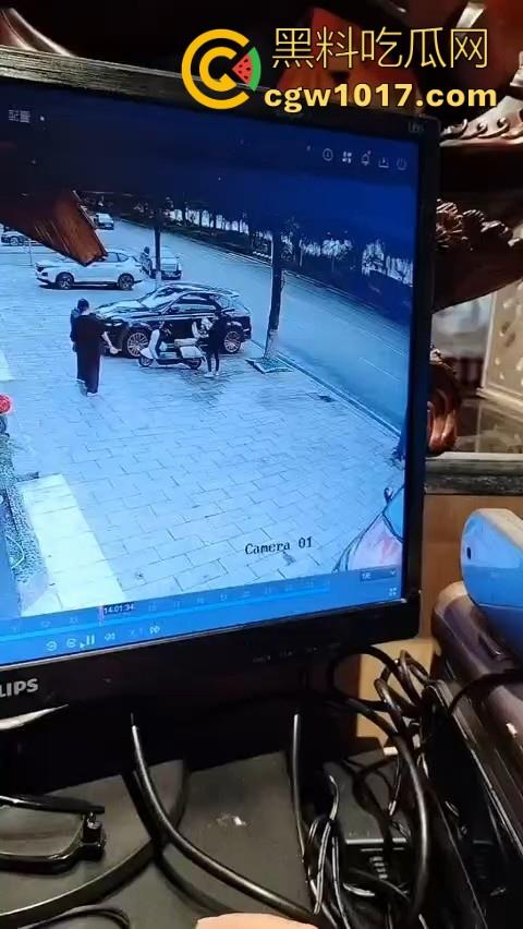 岳阳湘阴发生严重车祸！倒霉起来喝水都能塞牙，站马路边都能被车撞飞，像个人体保龄球一样撞了出去！  第1张