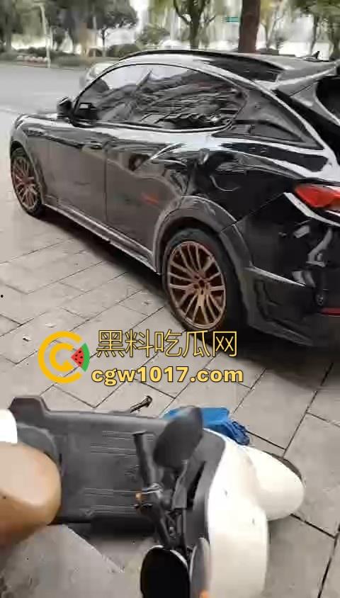 岳阳湘阴发生严重车祸！倒霉起来喝水都能塞牙，站马路边都能被车撞飞，像个人体保龄球一样撞了出去！  第3张