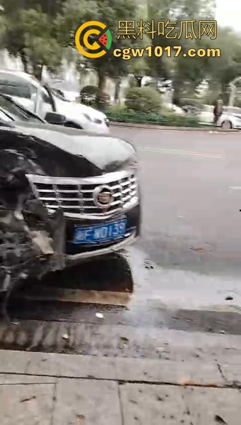 岳阳湘阴发生严重车祸！倒霉起来喝水都能塞牙，站马路边都能被车撞飞，像个人体保龄球一样撞了出去！  第4张