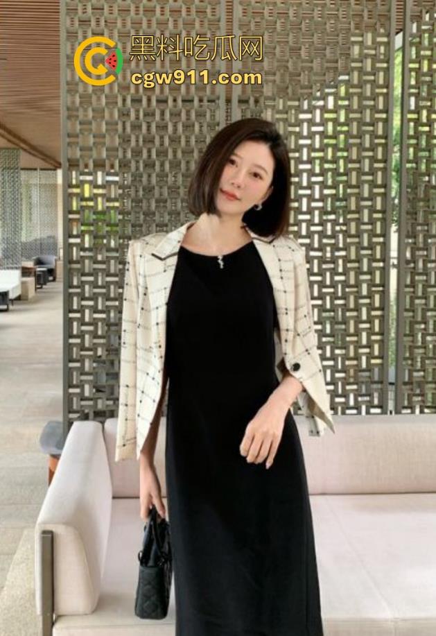 骚婶淫水倒灌入脑，再度发情主动求虐，狗链子勒紧婶婶的逼逼，掰开白虎逼迎合打桩！  第1张