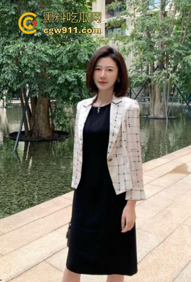 骚婶淫水倒灌入脑，再度发情主动求虐，狗链子勒紧婶婶的逼逼，掰开白虎逼迎合打桩！  第2张