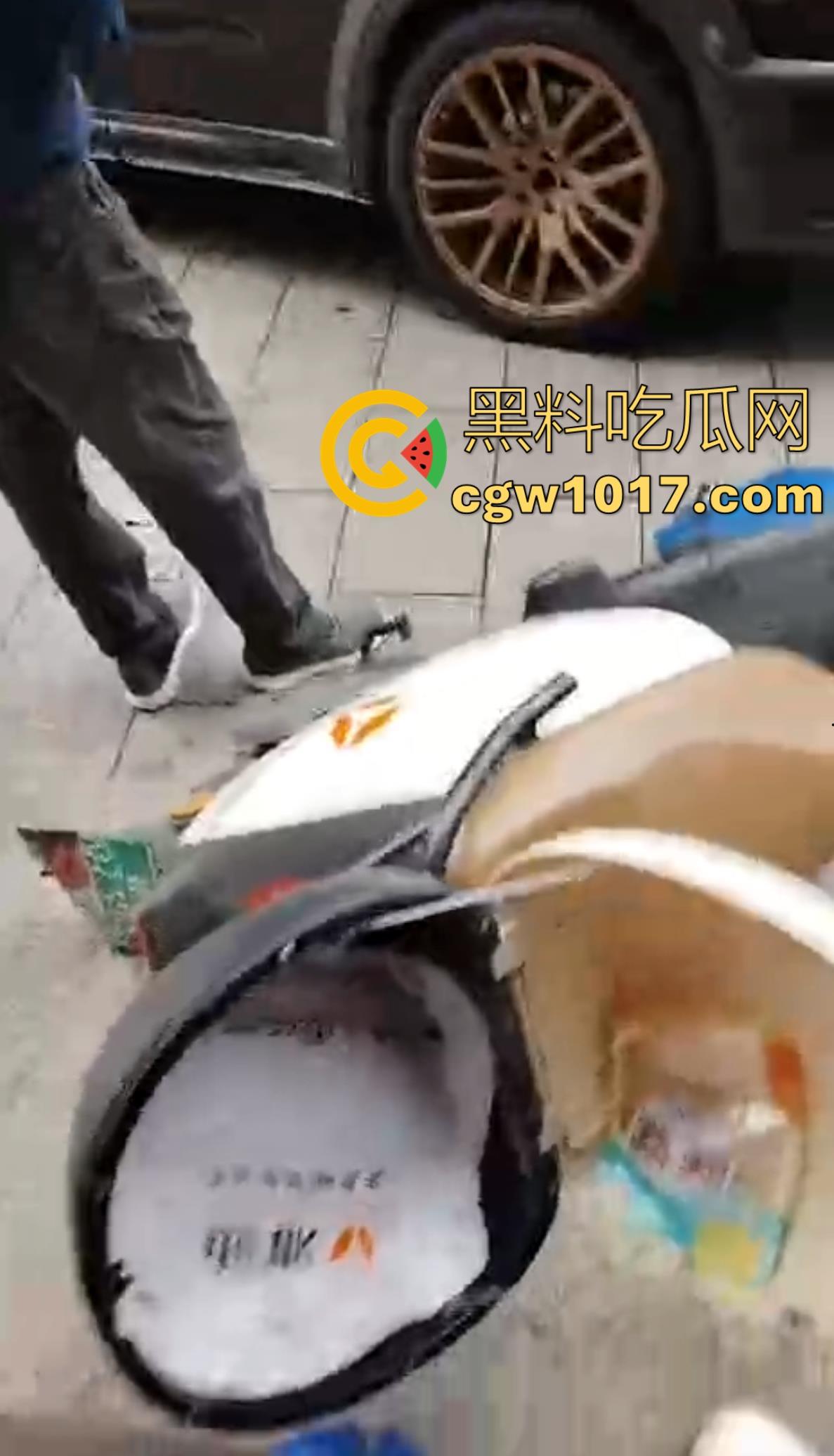 岳阳湘阴发生严重车祸！倒霉起来喝水都能塞牙，站马路边都能被车撞飞，像个人体保龄球一样撞了出去！  第7张