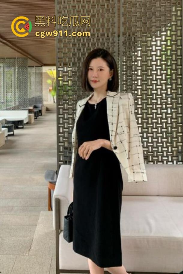 骚婶淫水倒灌入脑，再度发情主动求虐，狗链子勒紧婶婶的逼逼，掰开白虎逼迎合打桩！  第3张