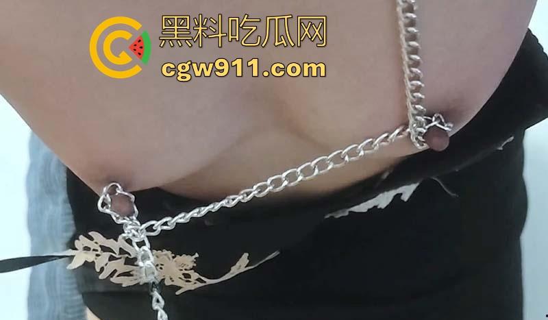 骚婶淫水倒灌入脑，再度发情主动求虐，狗链子勒紧婶婶的逼逼，掰开白虎逼迎合打桩！  第7张