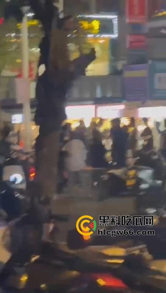 三亚路边摊大哥嫌饭难吃,老板一怒召兄弟,棒球棍锅铲齐上阵,追着打一整条街! 第1张 三亚路边摊大哥嫌饭难吃,老板一怒召兄弟,棒球棍锅铲齐上阵,追着打一整条街! 第1张