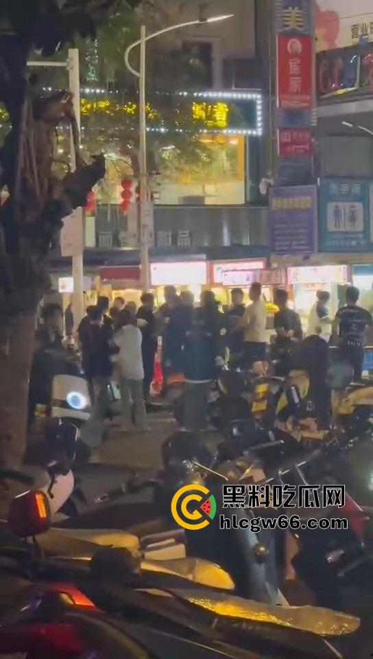 三亚路边摊大哥嫌饭难吃,老板一怒召兄弟,棒球棍锅铲齐上阵,追着打一整条街! 第2张 三亚路边摊大哥嫌饭难吃,老板一怒召兄弟,棒球棍锅铲齐上阵,追着打一整条街! 第2张