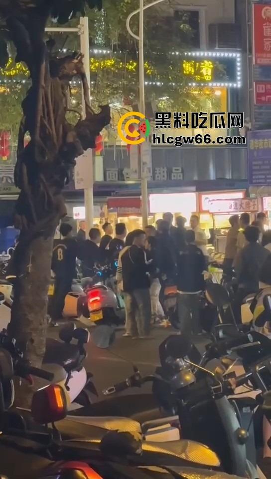 三亚路边摊大哥嫌饭难吃,老板一怒召兄弟,棒球棍锅铲齐上阵,追着打一整条街! 第3张 三亚路边摊大哥嫌饭难吃,老板一怒召兄弟,棒球棍锅铲齐上阵,追着打一整条街! 第3张