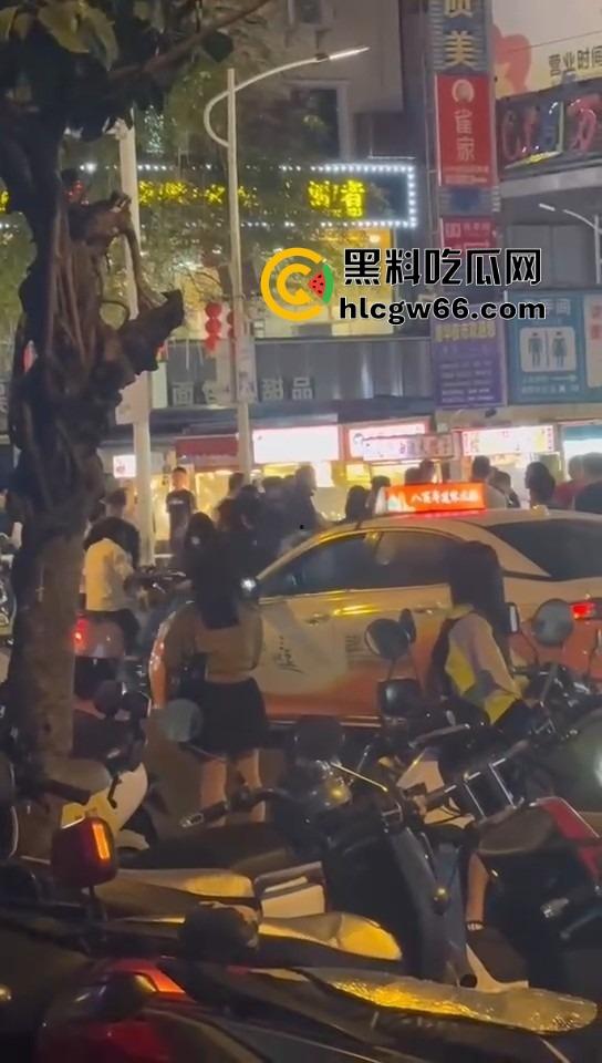 三亚路边摊大哥嫌饭难吃,老板一怒召兄弟,棒球棍锅铲齐上阵,追着打一整条街! 第4张 三亚路边摊大哥嫌饭难吃,老板一怒召兄弟,棒球棍锅铲齐上阵,追着打一整条街! 第4张