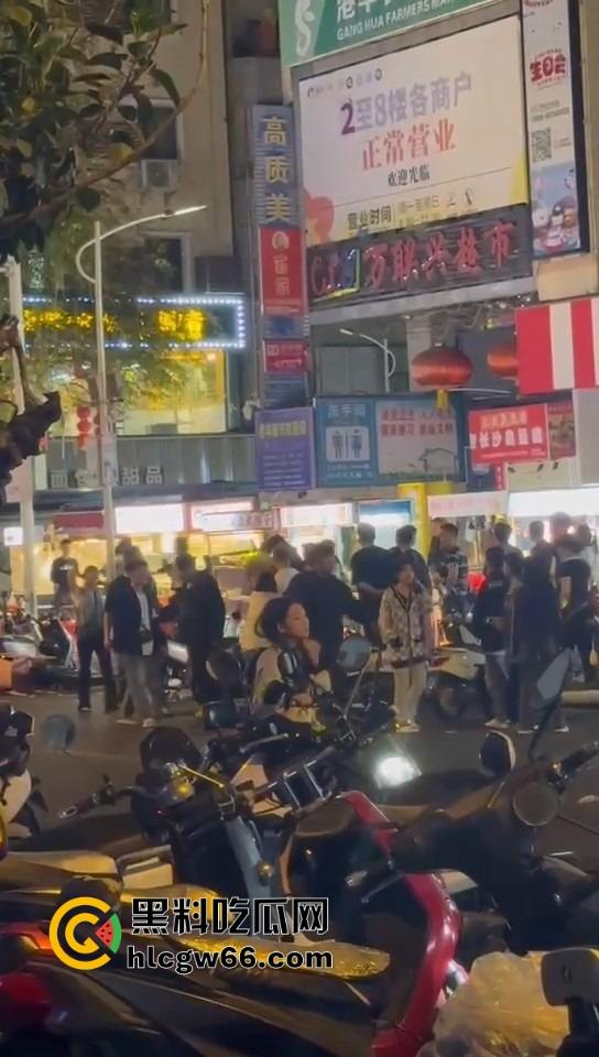 三亚路边摊大哥嫌饭难吃,老板一怒召兄弟,棒球棍锅铲齐上阵,追着打一整条街! 第5张 三亚路边摊大哥嫌饭难吃,老板一怒召兄弟,棒球棍锅铲齐上阵,追着打一整条街! 第5张