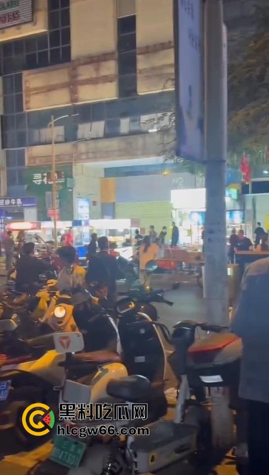 三亚路边摊大哥嫌饭难吃,老板一怒召兄弟,棒球棍锅铲齐上阵,追着打一整条街! 第6张 三亚路边摊大哥嫌饭难吃,老板一怒召兄弟,棒球棍锅铲齐上阵,追着打一整条街! 第6张