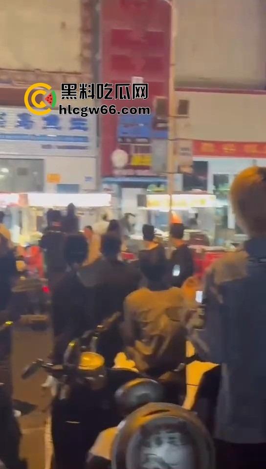 三亚路边摊大哥嫌饭难吃,老板一怒召兄弟,棒球棍锅铲齐上阵,追着打一整条街! 第7张 三亚路边摊大哥嫌饭难吃,老板一怒召兄弟,棒球棍锅铲齐上阵,追着打一整条街! 第7张