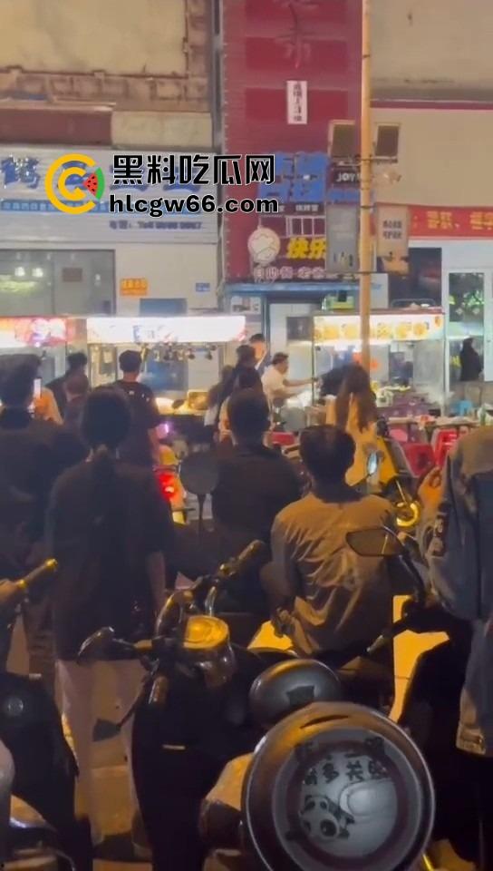 三亚路边摊大哥嫌饭难吃,老板一怒召兄弟,棒球棍锅铲齐上阵,追着打一整条街! 第8张 三亚路边摊大哥嫌饭难吃,老板一怒召兄弟,棒球棍锅铲齐上阵,追着打一整条街! 第8张