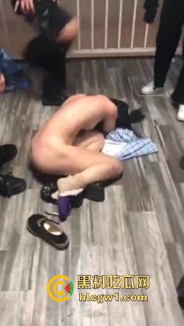 南宁精神小妹太狠了！同精神小伙出租屋内霸凌一女子，逼喝尿吃屎，真的是畜生不如！  第4张