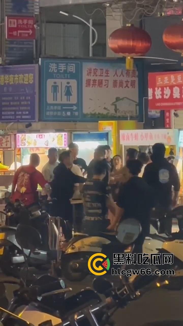 三亚路边摊大哥嫌饭难吃,老板一怒召兄弟,棒球棍锅铲齐上阵,追着打一整条街! 第10张 三亚路边摊大哥嫌饭难吃,老板一怒召兄弟,棒球棍锅铲齐上阵,追着打一整条街! 第10张