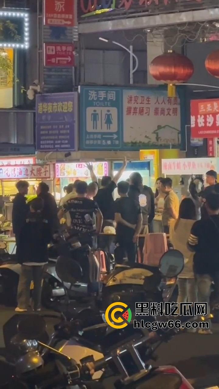 三亚路边摊大哥嫌饭难吃,老板一怒召兄弟,棒球棍锅铲齐上阵,追着打一整条街! 第11张 三亚路边摊大哥嫌饭难吃,老板一怒召兄弟,棒球棍锅铲齐上阵,追着打一整条街! 第11张