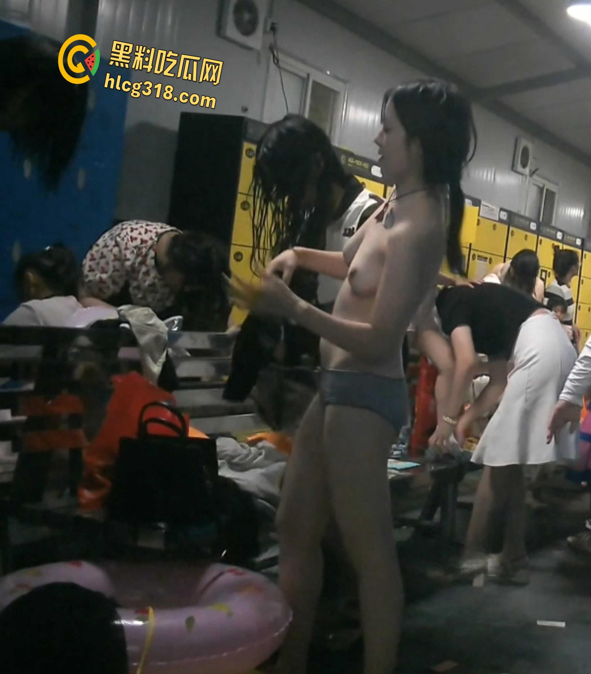 大神偷拍某水上乐园更衣室，多位美乳妹子极品少妇, 偷拍性感酮体换衣过程 !  第4张