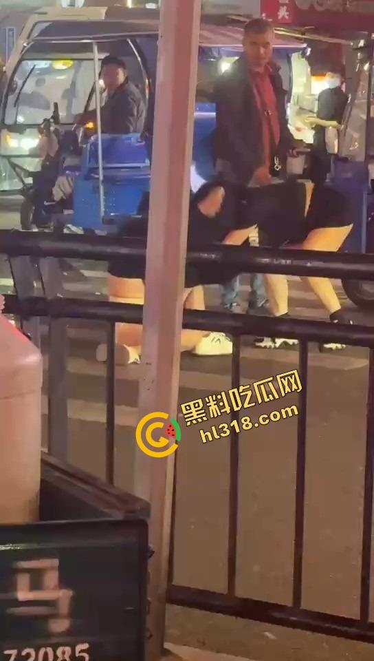 正妻街头暴揍小三，三姐被撕得头发都薅掉，路人全程围观嗨翻，贱人哭着喊妈！  第1张