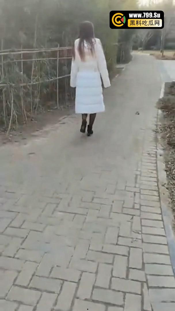 乱伦大神虐操喷水嫂子新作 大哥出门买年货 我偷约嫂子公园露出口射 后入干喷水  第1张