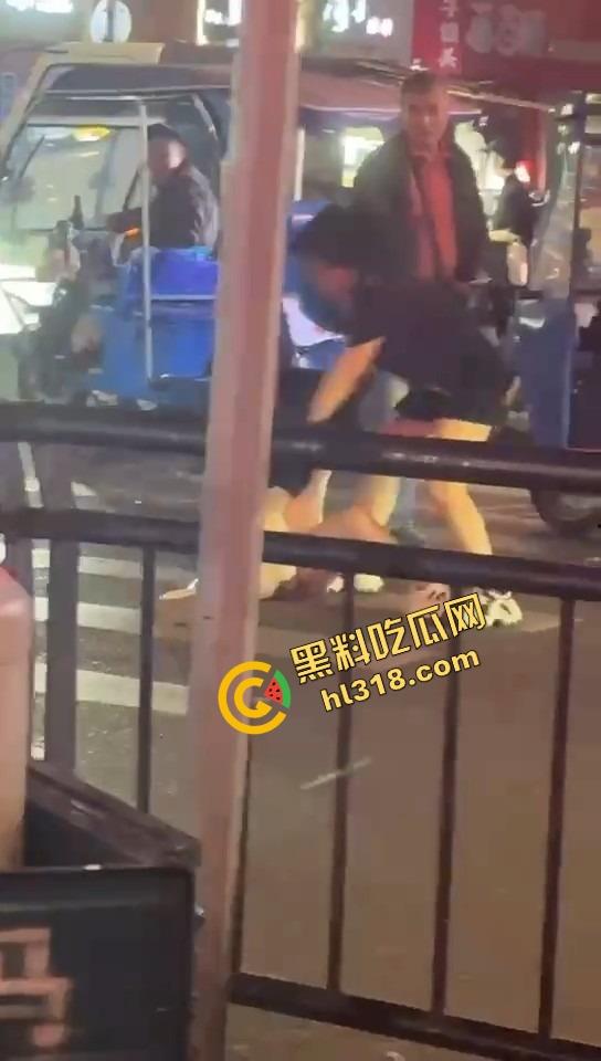 正妻街头暴揍小三，三姐被撕得头发都薅掉，路人全程围观嗨翻，贱人哭着喊妈！  第2张