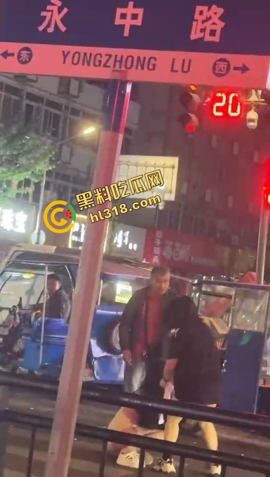 正妻街头暴揍小三，三姐被撕得头发都薅掉，路人全程围观嗨翻，贱人哭着喊妈！  第3张