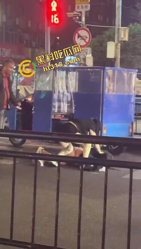 正妻街头暴揍小三，三姐被撕得头发都薅掉，路人全程围观嗨翻，贱人哭着喊妈！  第4张