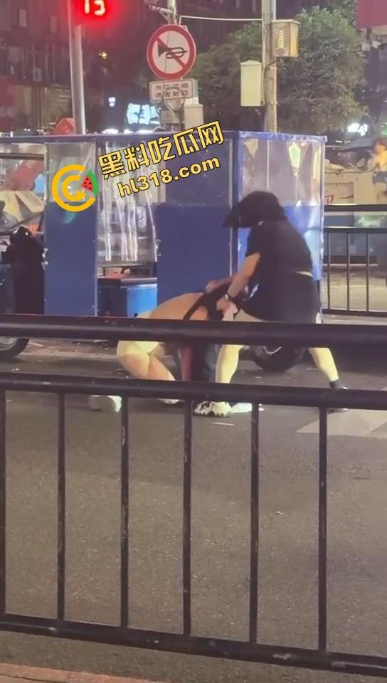 正妻街头暴揍小三，三姐被撕得头发都薅掉，路人全程围观嗨翻，贱人哭着喊妈！  第5张