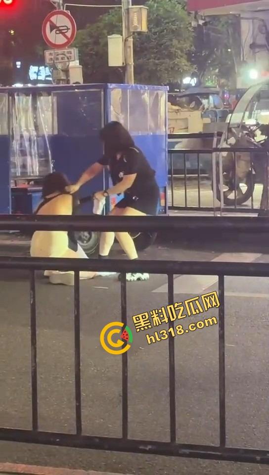 正妻街头暴揍小三，三姐被撕得头发都薅掉，路人全程围观嗨翻，贱人哭着喊妈！  第6张