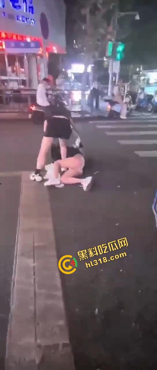 正妻街头暴揍小三，三姐被撕得头发都薅掉，路人全程围观嗨翻，贱人哭着喊妈！  第7张